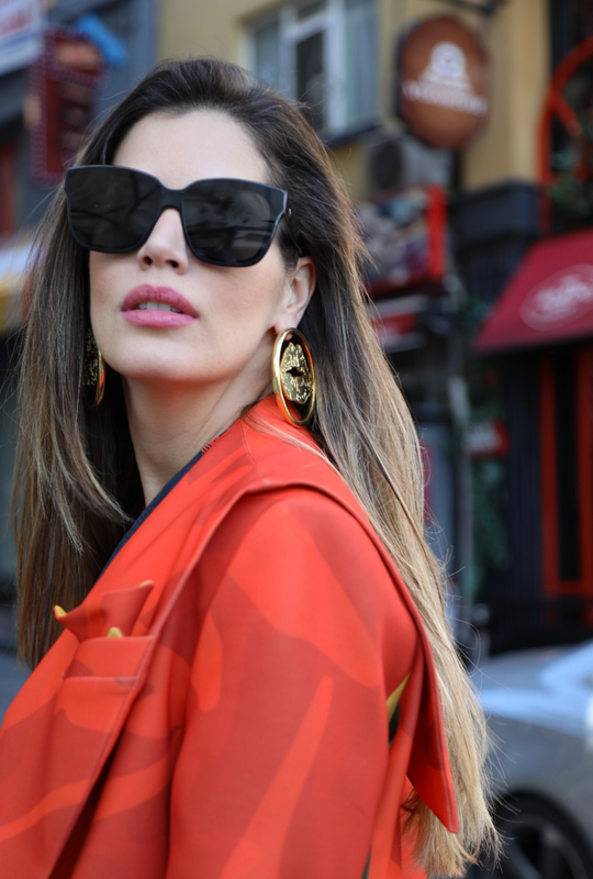 GOLD BIG LIP EARRING